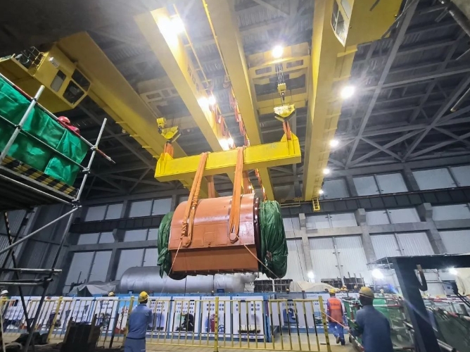 “玲龍一號”全球首堆常規(guī)島汽輪發(fā)電機組定子吊裝就位